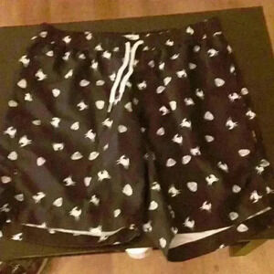 Maamgic board shorts with crabs and seashells. Mens medium